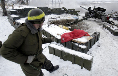 Lính Ukraine chiến đấu gần sân bay Donetsk
