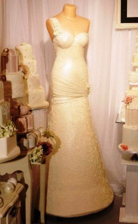 Váy cưới làm từ bánh kem ra mắt trước hơn 2.000 khách dự tiệc