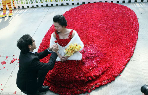 Váy cưới từ 9.999 bông hoa hồng cũng không kém phần sáng tạo và độc đáo