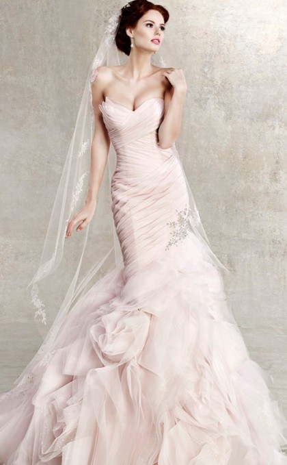 Váy đuôi cá màu hồng xếp ly khiến cô dâu trở nên kiêu sa và sang trọng