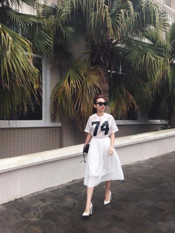 Yến Trang mix chân váy maxi với áo phông theo phong cách white-on-white thời thượng