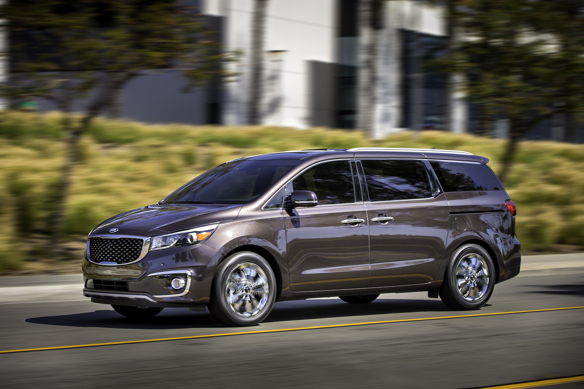 Kia Sedona có hai phiên bản động cơ xăng và dầu tại Việt Nam