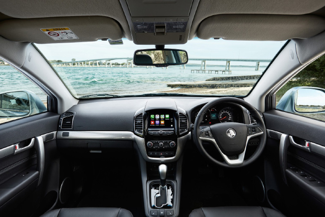 vô lăng trên Chevrolet Captiva 2016 cũng được thiết kế mới 