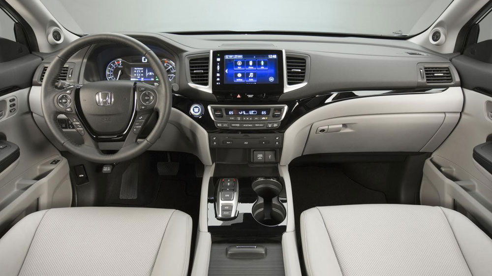 Không gian nội thất của Honda Pilot được trang bị nhiều vật liệu chất lượng cao và thêm nhựa mềm