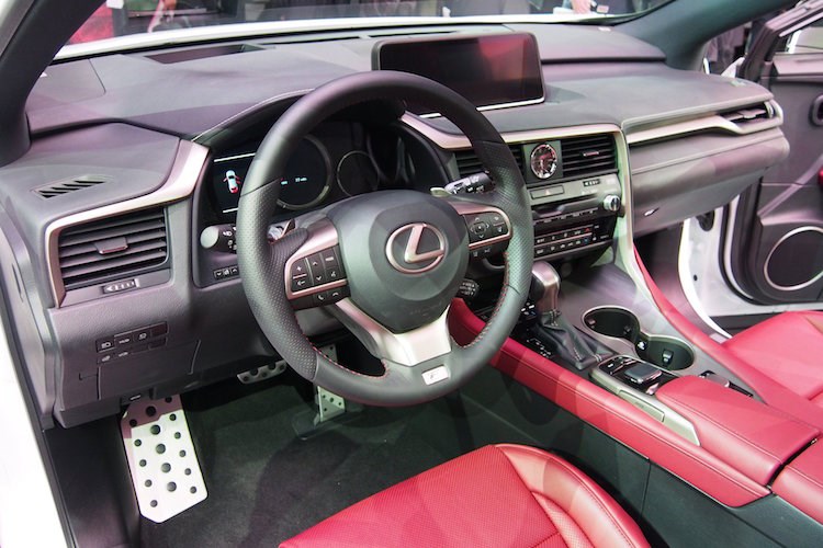 Bên trong nội thất của Lexus RX350 đã được thiết kế lại hoàn toàn