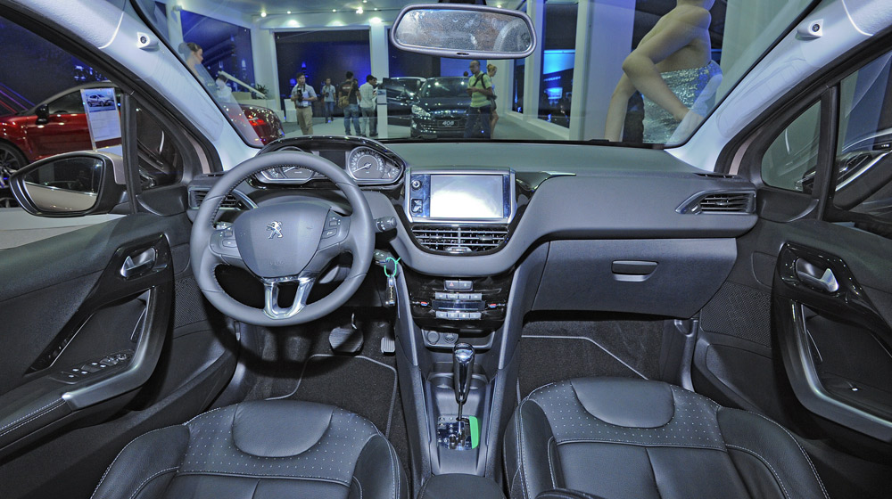 Nội thất của Peugeot 208 nổi bật với kiểu thiết kế với tên gọi I-cookpit 
