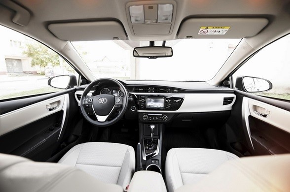 Toyota Corolla Altis 2016 là một chiếc sedan đầy đủ tiện nghi 
