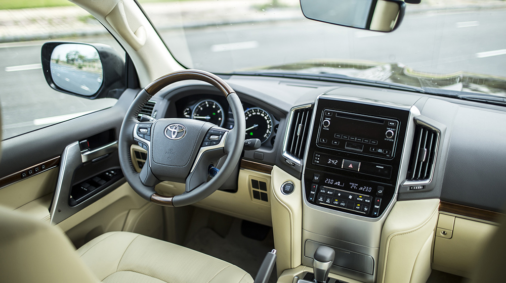 Nội thất Toyota Land Cruiser 2015 là một sự kết hợp sự sang trọng và hiện đại
