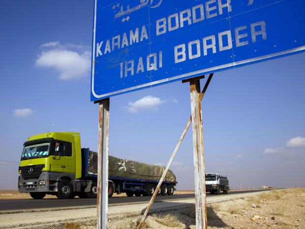 Một chiếc xe tải của Jordan vượt qua khủng bố IS và các cuộc không kích mang hàng cứu trợ tới Iraq 