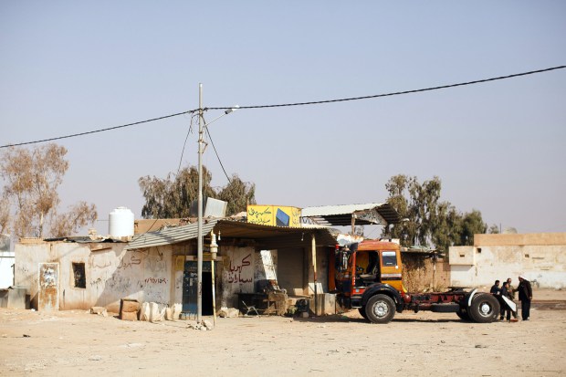 Chiếc xe tải dừng lại ở một thị trấn trước khi tới biên giới Iraq 