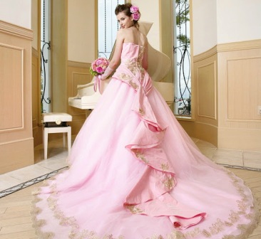 Váy cưới màu hồng cho những cô nàng nhẹ nhàng và lãng mạn