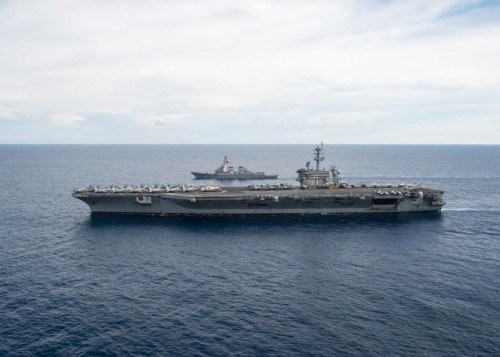 Tàu sân bay USS Theodore Roosevelt và tàu USS Lassen Hải quân Mỹ trên Biển Đông