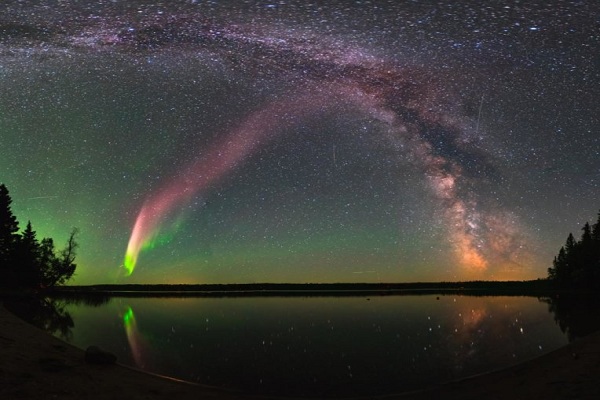 Đây là STEVE và Dải Ngân hà ở hồ Childs, Manitoba, Canada. Hình ảnh là hỗn hợp của 11 hình ảnh đan với nhau. Ảnh: Krista Trinder