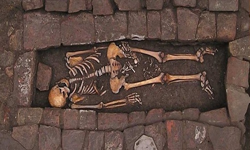 Ngôi mộ chứa hài cốt người mẹ và xương của thai nhi. (Ảnh: Daily mail)  
