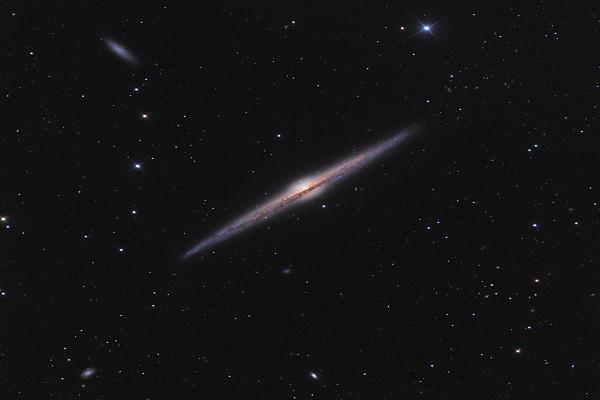 NGC 4565 - thiên hà xoắn ốc ước tính cách khoảng 30 đến 50 triệu năm ánh sáng. Ảnh: Ken Crawford