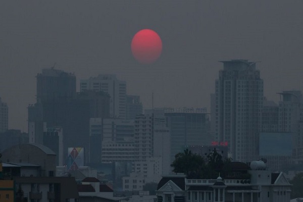 Cảnh mặt trời lặn được nhìn qua lớp bụi ô nhiễm dày đặc ở thành phố Băng Cốc, Thái Lan. Ảnh: Reuters