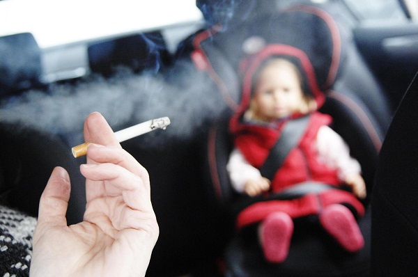 Tác hại khôn lường của hút thuốc lá bị động với phụ nữ và trẻ em