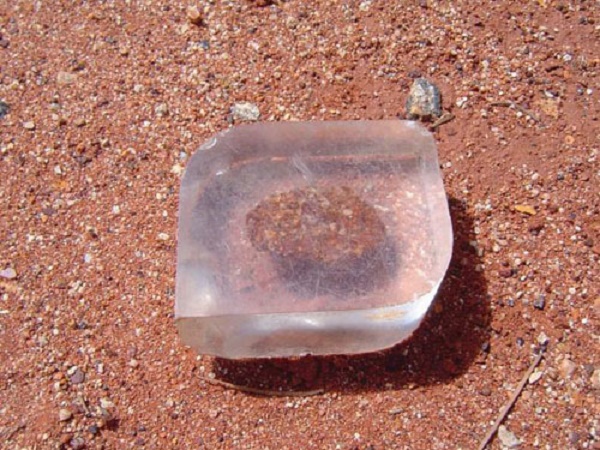 Một trong những viên đá du khách lấy trộm từ Uluru về nhà và phải mang gửi trả do người này liên tiếp gặp vận đen một cách khó hiểu. Ảnh: News.   