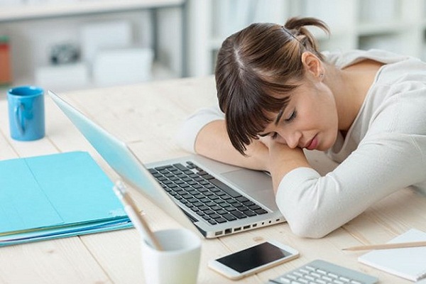 Thói quen ngủ gục trên bàn gây nhiều tác hại về lâu dài
