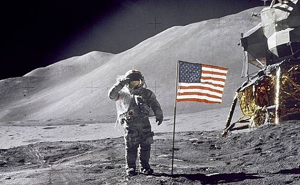 Phi hành gia Neil Armstrong bước đi trên Mặt trăng năm 1969. Ảnh: petrotimes 