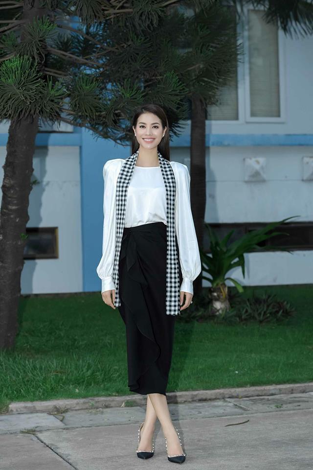  Bộ trang phục đơn giản nhưng giúp Phạm Hương thể hiện vẻ đẹp quý phái, thanh lịch của mình