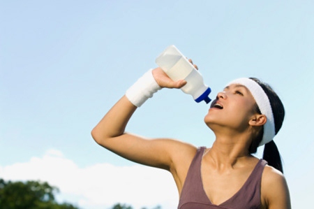Uống nước khi luyện tập thể thao để giảm bớt ảnh hưởng xấu của việc tập thể thao đến sức khỏe răng miệng