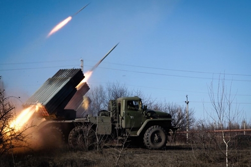 Tình hình Ukraine mới nhất: Phe ly khai sử dụng tên lửa bắn phá miền đông Ukraine