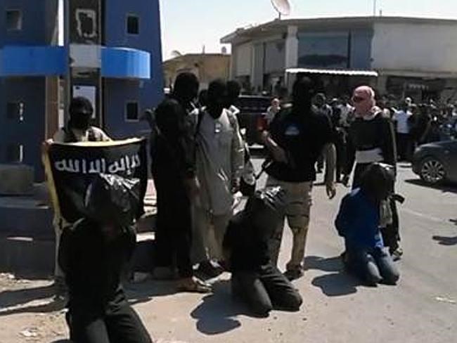 Khủng bố IS tổ chức hành quyết người dân ngay giữa đường phố