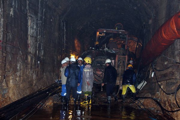 Tin tức mới cập nhật 24h ngày 17/12: Nước dâng cao khiến các nạn nhân vụ sập hầm thủy điện rất lạnh
