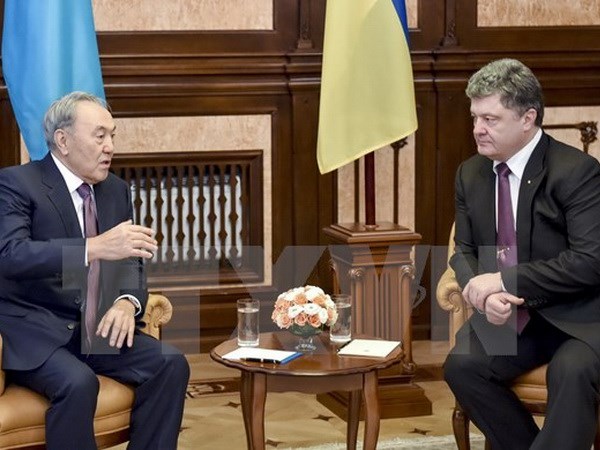Tình hình Ukraine mới nhất: Tổng thống Ukraine Petro Poroshenko hội đàm với người đồng cấp Kazakhstan Nursultan Nazarbayev đang ở thăm Ukraine