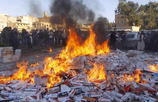 Nhóm khủng bố IS tiêu hủy hàng ngàn bao thuốc lá thu được ở TP Raqqa - Syria