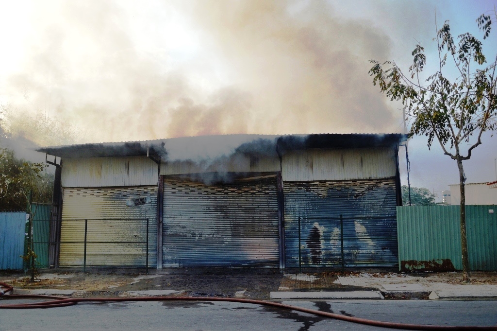 Xưởng giấy bốc cháy ngùn ngụt vào rạng sáng ở TP.HCM là tin tức mới cập nhật 24h hôm nay