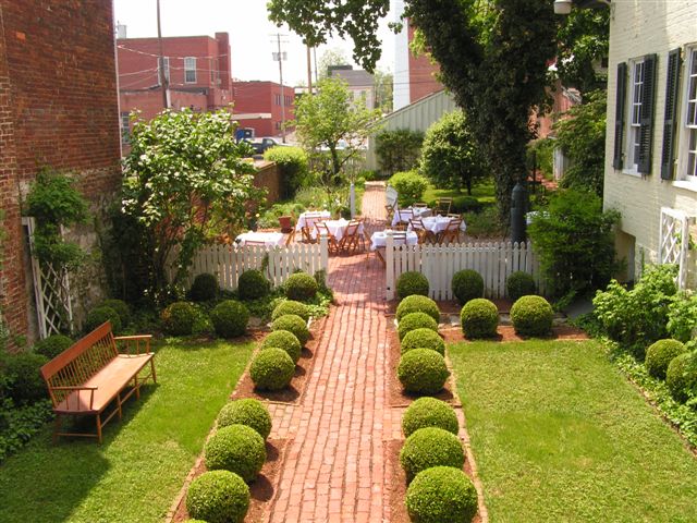 Bài trí sân vườn theo phong thủy hợp lý sẽ đem đến vẻ sinh động và một không gian thiên nhiên vô cùng kỳ thú cho ngôi nhà