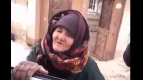 Hình ảnh cụ bà gan dạ đối đầu với hai tay súng khủng bố IS trong đoạn video đăng tải trên YouTube