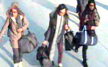 Ảnh 3 nữ sinh Anh được chụp lại bằng camera an ninh ở sân bay Gatwick trước khi tới Thổ Nhĩ Kỳ