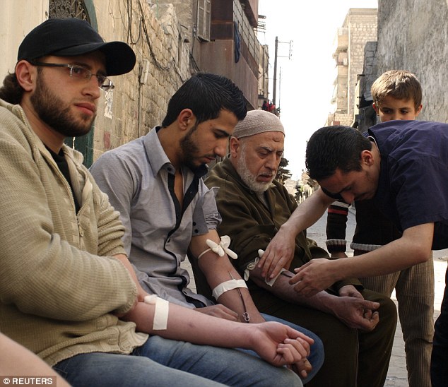 Khủng bố IS ép dân hiến máu cứu các tay súng bị thương