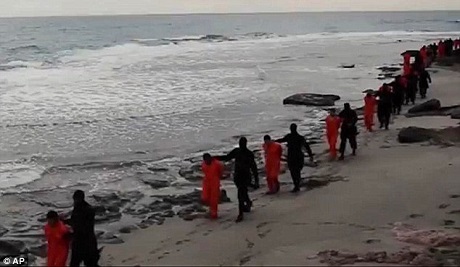 21 con tin Ai Cập bị IS dẫn đến điểm hành quyết trong video được tung ra vài ngày trước