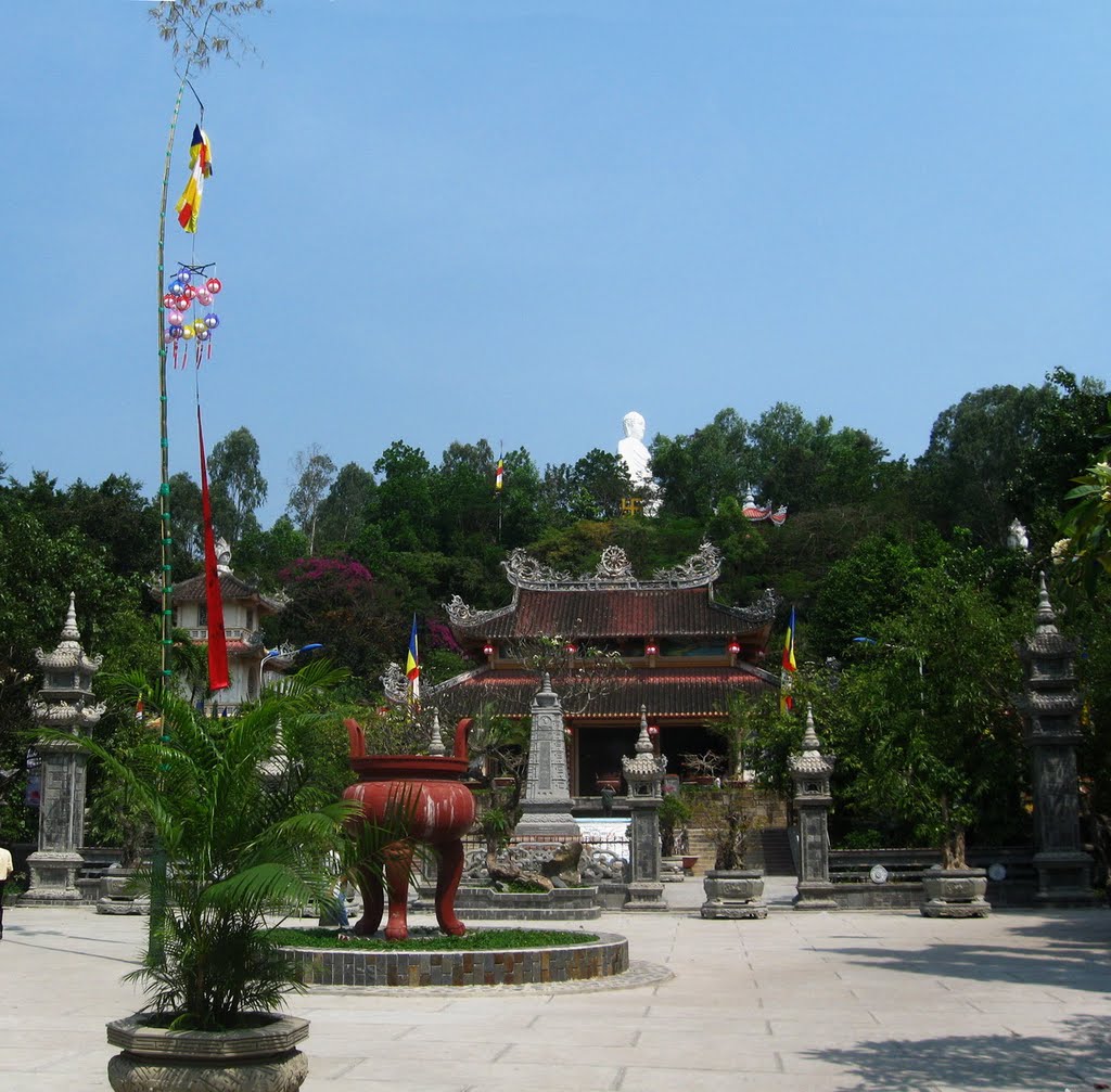 Phong tục ngày Tết với việc dựng cây nêu trước nhà mang ý nghĩa tâm linh đối với người dân Việt