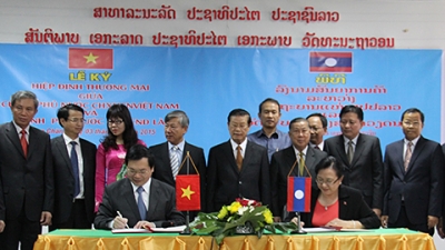 Tin tức mới cập nhật ngày 4/3/2015 đưa tin Việt Nam – Lào ký kết Hiệp định Thương mại, xóa bỏ thuế cho 95% các mặt hàng