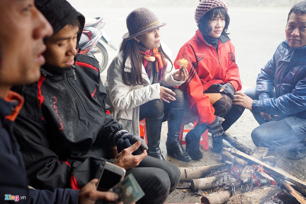 Các du khách người Việt lại có sở thích quây quần bên đống lửa của hàng quán bên đường sưởi ấm và ăn vặt.