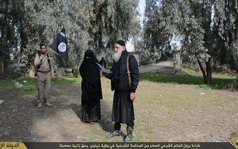 Người phụ nữ bị buộc tội ngoại tình bị đám khủng bố IS ném đá đến chết