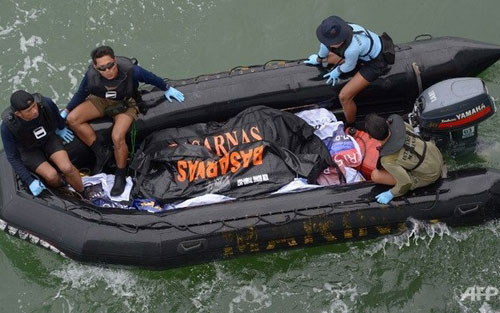 Lực lượng cứu hộ Indonesia vẫn tiếp tục hoạt động trục vớt thi thể nạn nhân QZ8501