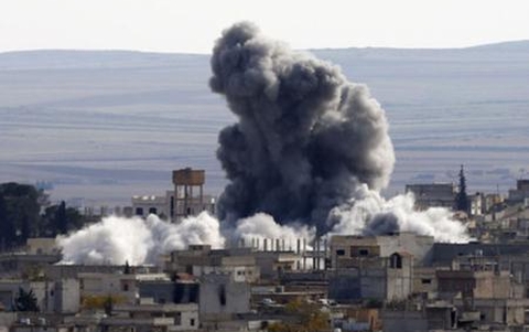 Khói bốc lên từ một vị trí của IS tại Kobani sau một đợt không kích của Mỹ và đồng minh 