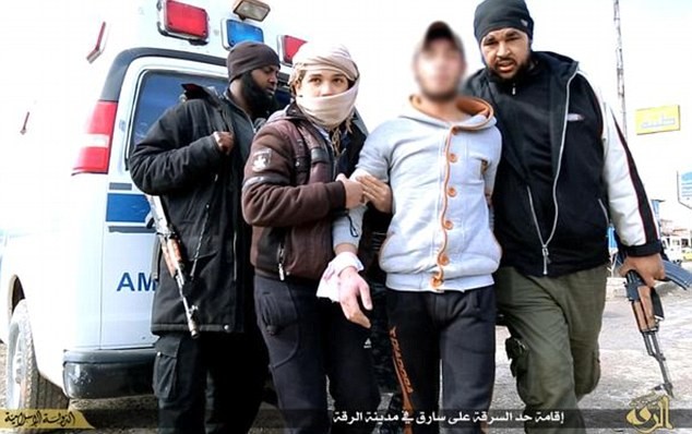 Các tay súng khủng bố IS đưa 'kẻ trộm' đến nơi trừng phạt