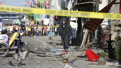 Một nhân viên phá bom tại hiện trường vụ nổ ngày 23/1 ở miền nam Philippines
