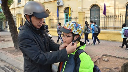 Tin tức mới cập nhật ngày 14/1/2015: rẻ em từ 6 tuổi trở lên khi ngồi trên xe gắn máy bắt buộc đội mũ bảo hiểm cài quai đúng quy cách