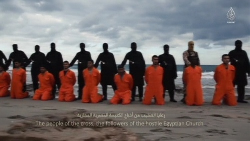 Các con tin Ai Cập quỳ trên bãi biển trước khi bị phiến quân khủng bố IS chặt đầu