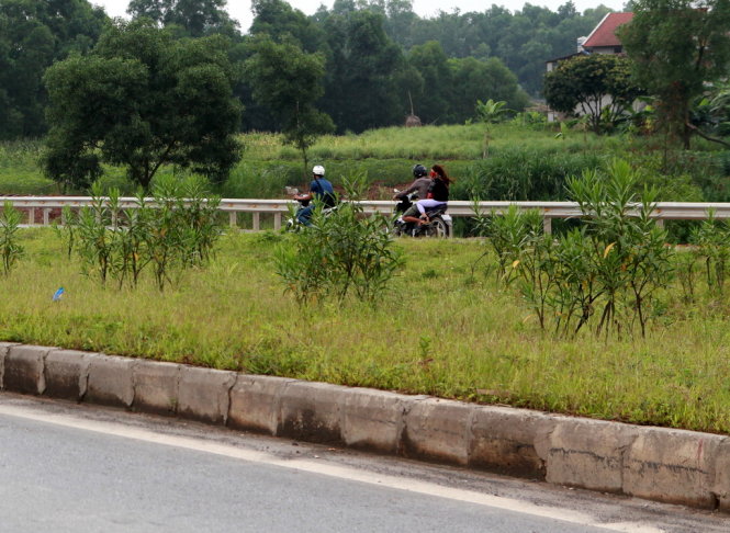 Quốc lộ 3 mới Hà Nội - Thái Nguyên được thiết kế và khai thác theo tiêu chuẩn đường cao tốc nhưng xe máy vẫn đi vào dù có biển cấm