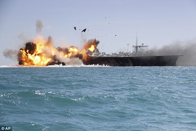 Iran bắn tên lửa và đánh chìm 'tàu sân bay' Mỹ