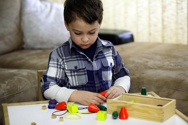 Trẻ mắc bệnh tự kỷ thường chỉ thích chơi một mình với món đồ mà chúng yêu thích